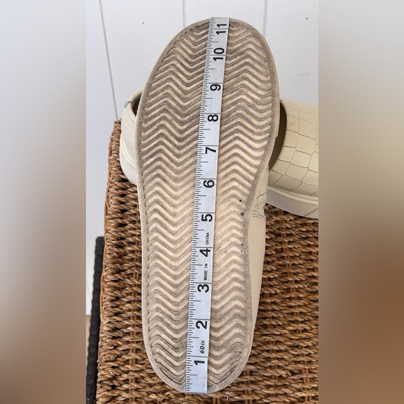 Vince Camuto Women’s Abbinna Croc Embossed Platform Flat Cream Size 9.5M - Picture 9 of 11